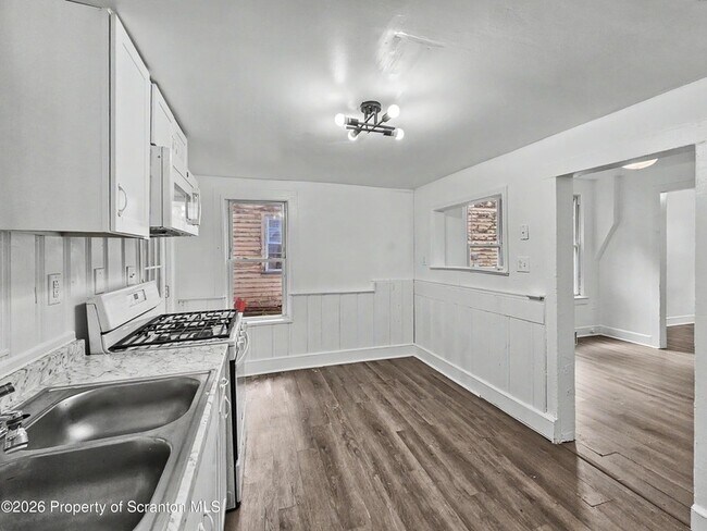 Building Photo - 907 Green Ridge St