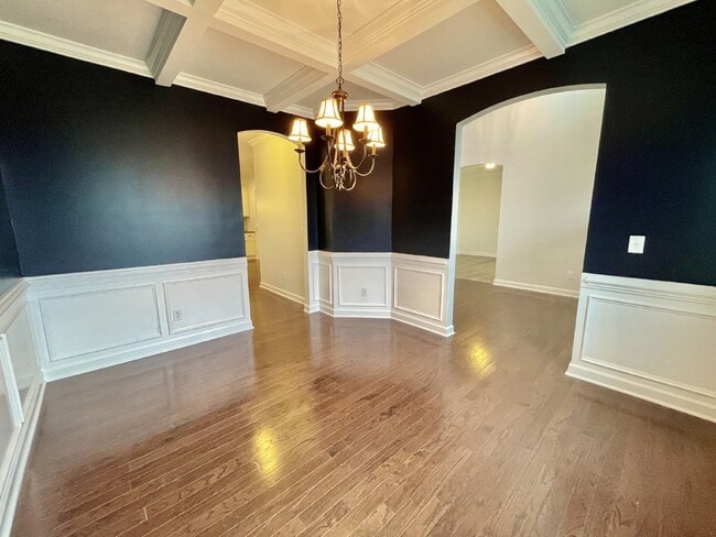 Building Photo - 5 bed, 3 bath Nest in Surrey Meadows
