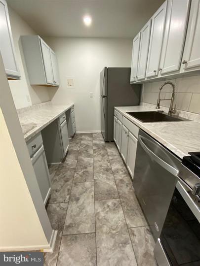 Building Photo - Spacious top-floor garden condo with updat...