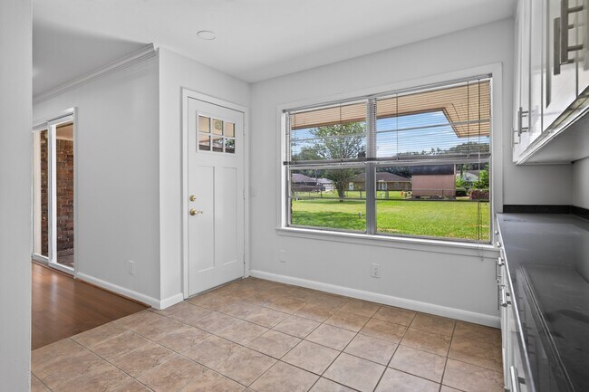 Building Photo - 5027 Creekbend Dr