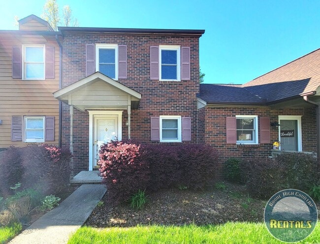 Primary Photo - Charming 2BR/1.5BA Townhome Near the Green...