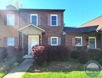 Building Photo - Charming 2BR/1.5BA Townhome Near the Greenway!