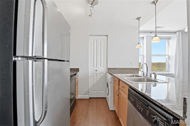 Building Photo - Partially Furnished West End Condo for Rent!