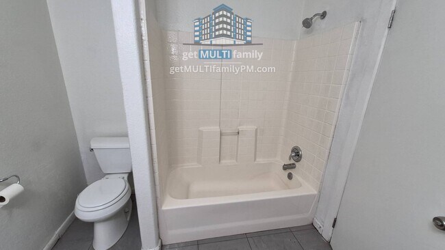 Building Photo - 3006 E Granada Rd