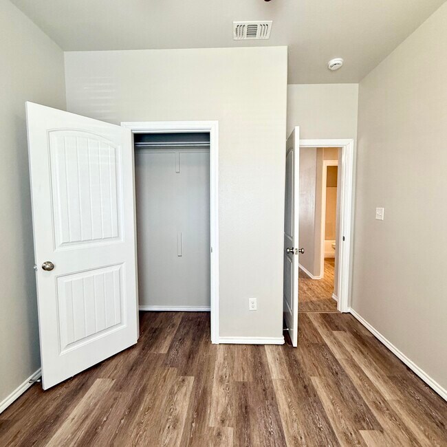 Building Photo - 1020 Preston Trails