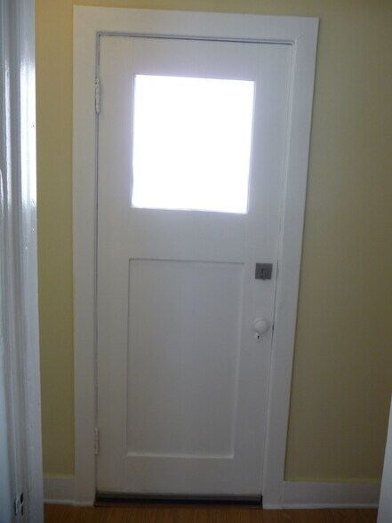 Building Photo - 435 1/2 N Sierra Bonita Ave