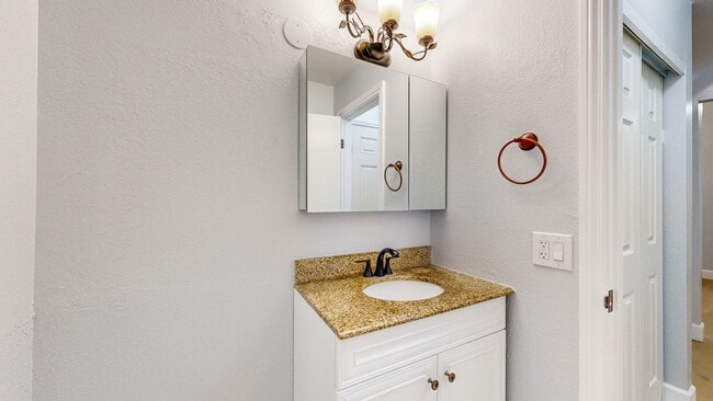 Building Photo - Cozy 2 Bedroom 1.5 Bath with Private Yard and Two Car Garage !