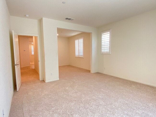 Building Photo - Beautiful 6 bed and 4.5 bath home in West ...