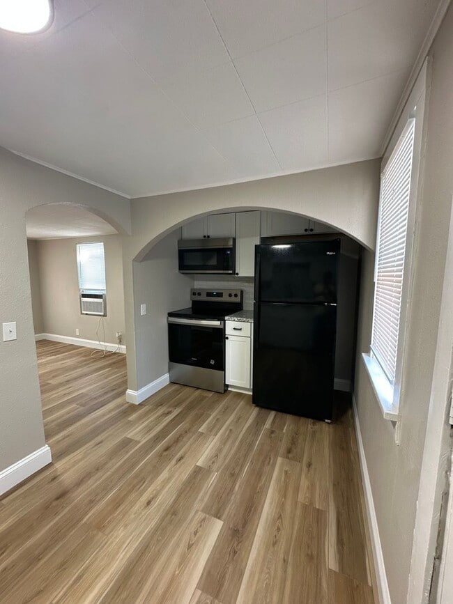 Building Photo - Charming 1 bed/1 bath apartment!