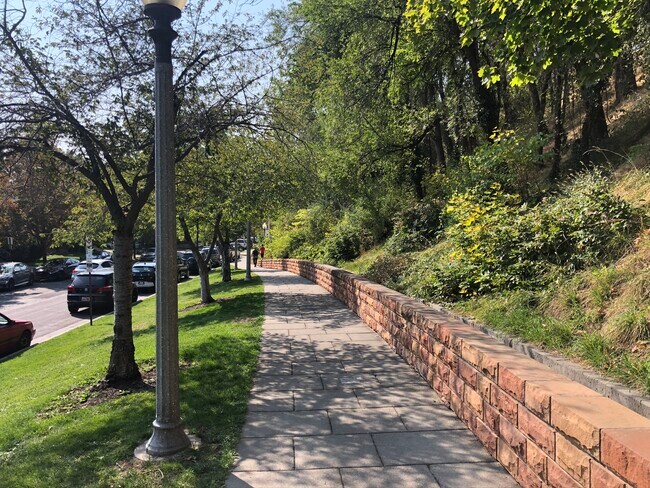 Building Photo - 214 N Canyon Rd