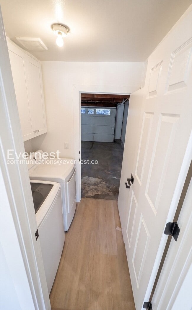 Building Photo - 4-Bed/2-Bath Home /Available Now!