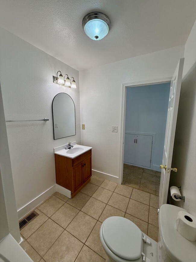 Building Photo - Beautiful 3 Bed 2 Bath Spokane Home w/ Detached Garage and Large Fully-Fenced Yard!