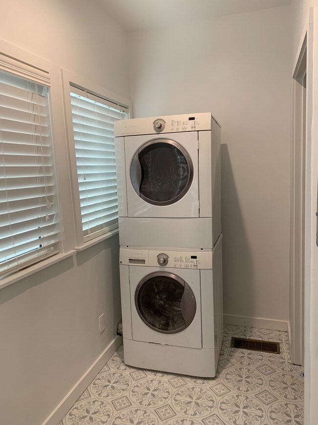 Washer/Dryer - 42 Navy St