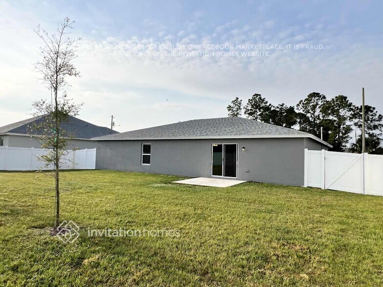 Building Photo - 2677 SW Fair Isle Rd