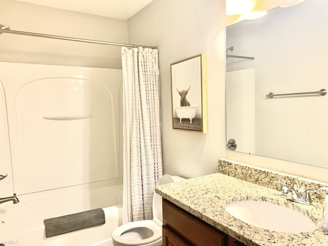 Building Photo - Room for Rent, 3 bath Duplex - 96 McMillen...