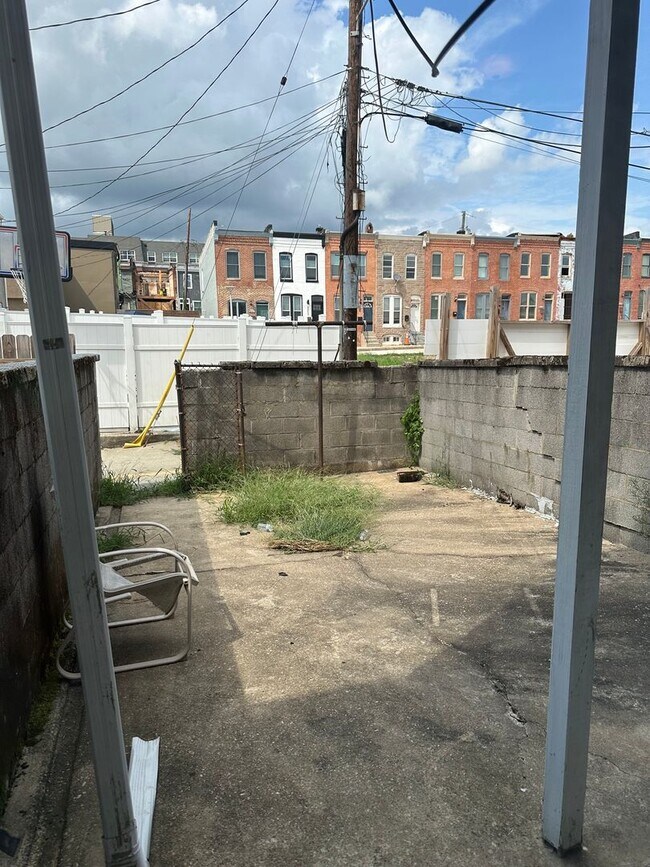 Building Photo - Spacious Rooms! Hardwood Flooring Througho...