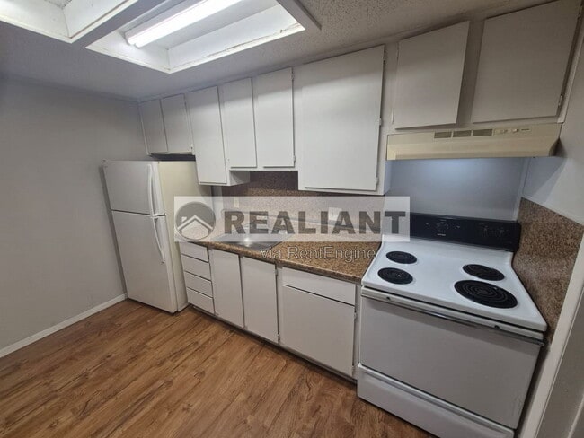 Building Photo - 605 Amhurst Dr