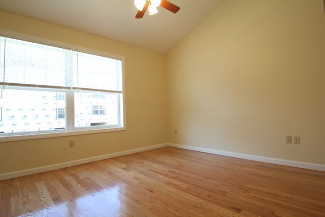 Building Photo - 404 River View Ln