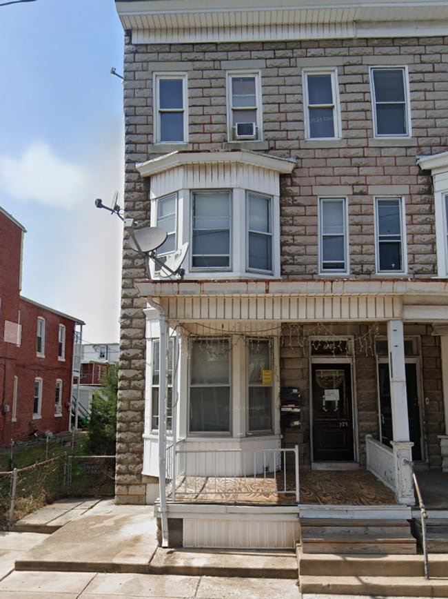Building Photo - 1st Floor, 1-2 Bedroom Apartment with Yard in York City SD