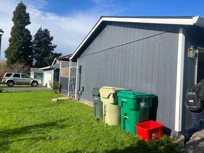 Building Photo - Open Concept: 3 Bed, 1.5 Bath Hidden Gem!