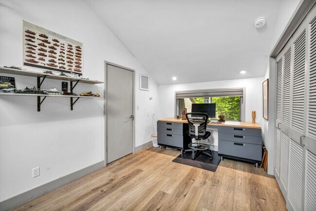 Building Photo - LAKEFRONT LUXURY ON LAKE STANLEY | FULLY FURNISHED + UTILITIES INCLUDED IN GUARDED LAKERIDGE SHORES