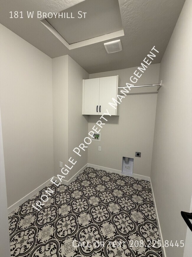 Building Photo - 181 W Broyhill St