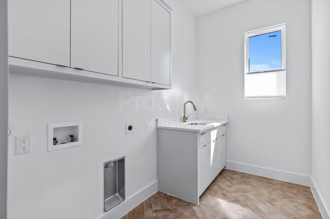 Building Photo - 410 Avenue L