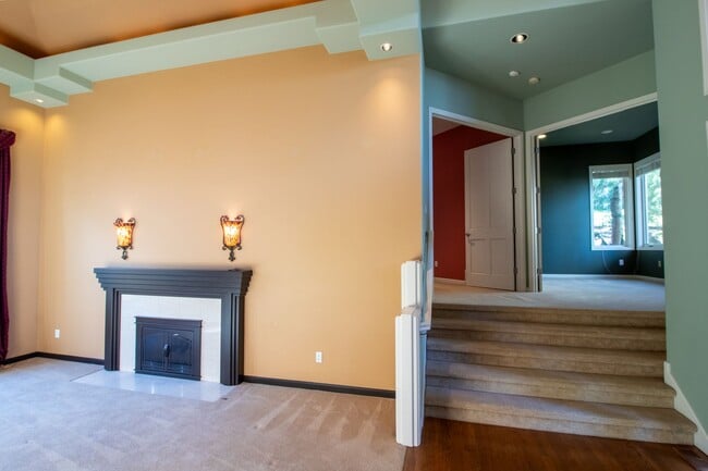Building Photo - 4bd/4ba Bellevue Home