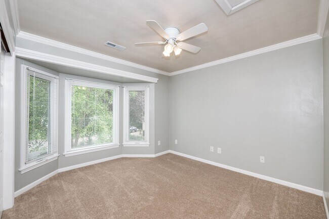 Building Photo - 5 Bedroom, 2.5 Bath Home for Rent in Salem Woods