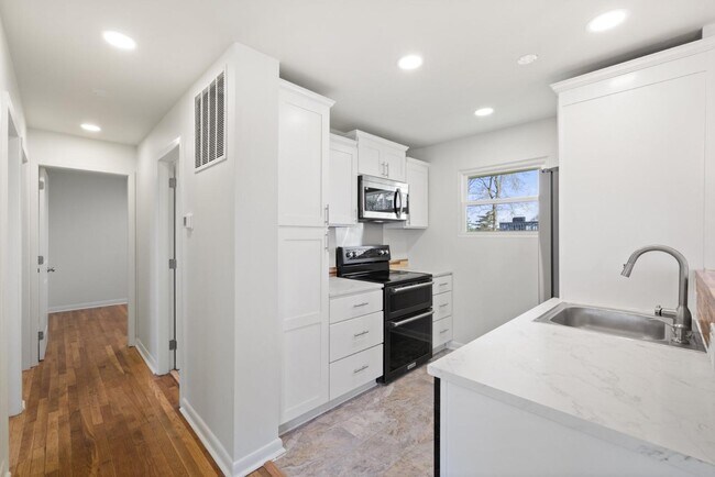 Building Photo - 389 Thompson St