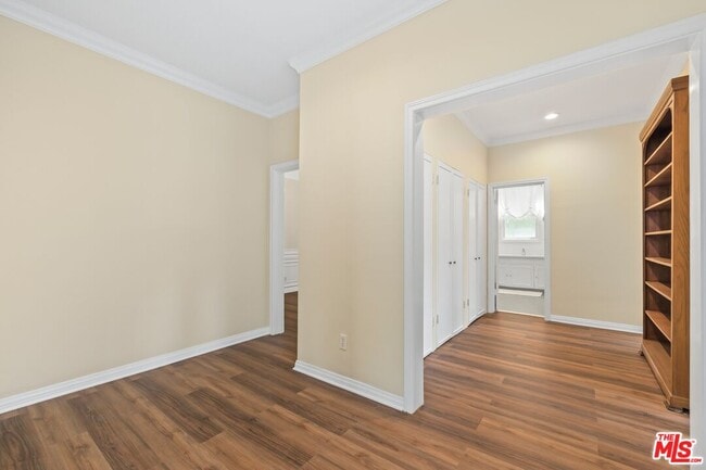 Building Photo - 8724 Shoreham Dr