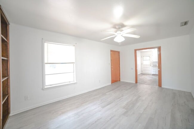 Building Photo - 3 Bed / 2 Bath Brick Home With Yard In Town