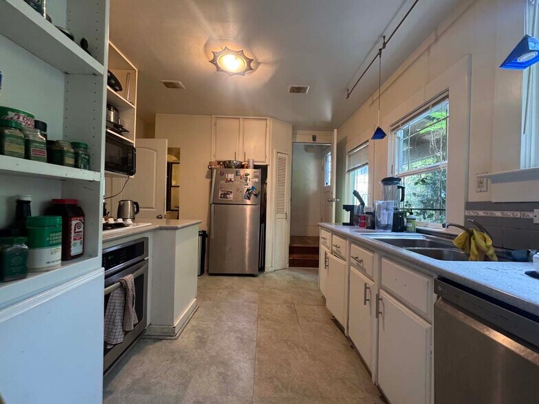 Building Photo - 2836 Derby St