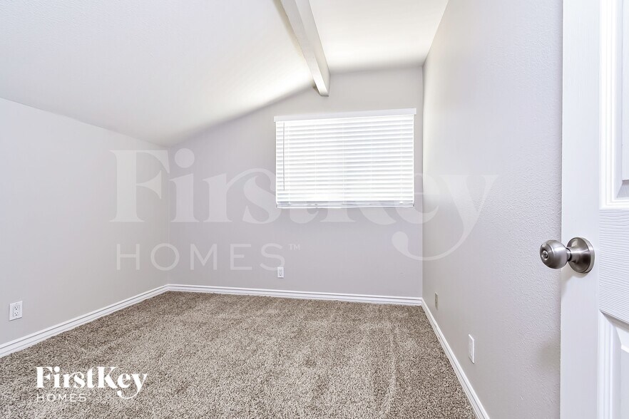 Building Photo - 3965 Belhaven St