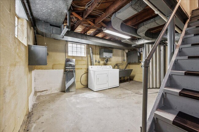 Building Photo - 2182 Pauline Ave