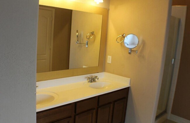 Building Photo - 15223 Harlin