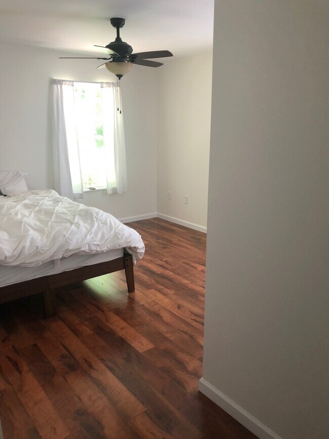 Building Photo - 2 bedroom, 1 bath House: Available August 2025!