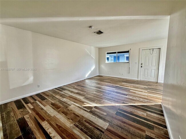 Building Photo - 1821 N 17th Ct