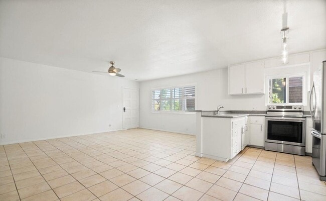 Building Photo - 305 S Sierra Ave