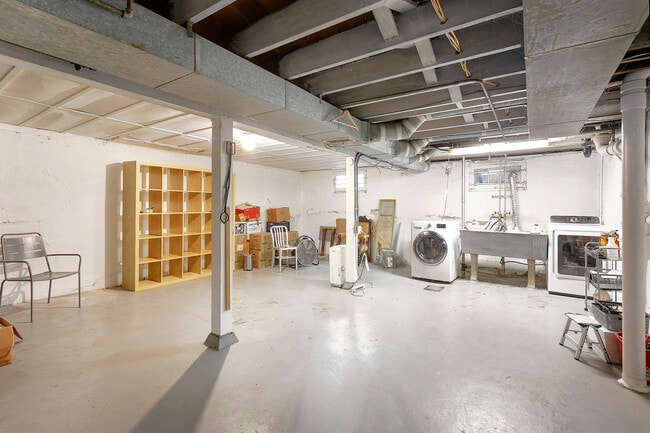 Building Photo - 1215 N Holman St