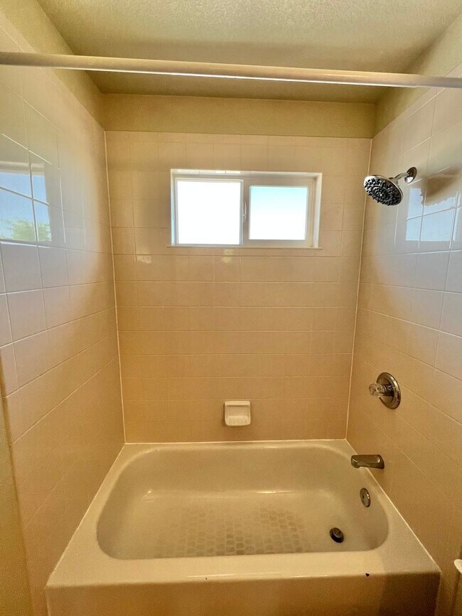 Building Photo - 3 bed 3.5 Bath with Bonus Studio Suite Above Detached Garage!