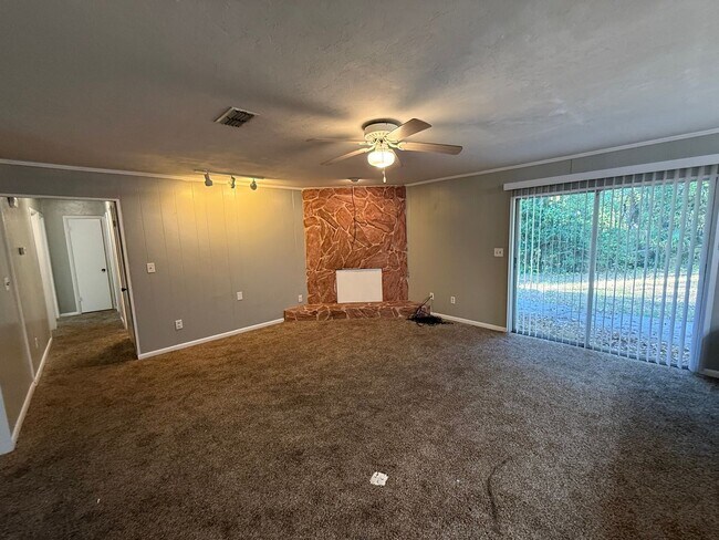Building Photo - Comfortable SW Gainesville Home with Large...