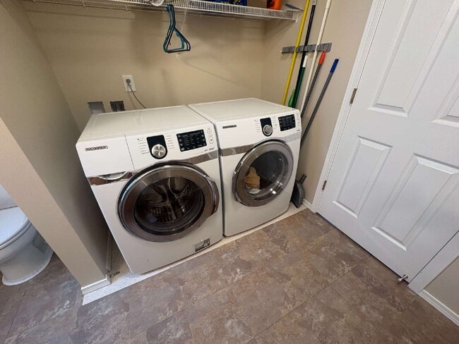 Building Photo - Bright, Spacious Townhome with Stylish Upgrades in Pinehurst/Roosevelt