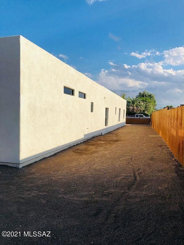 Building Photo - 1102 W Erie St