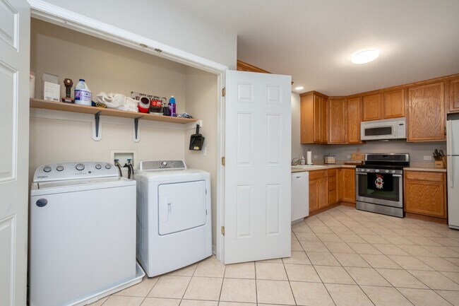 Building Photo - 532 Lake St