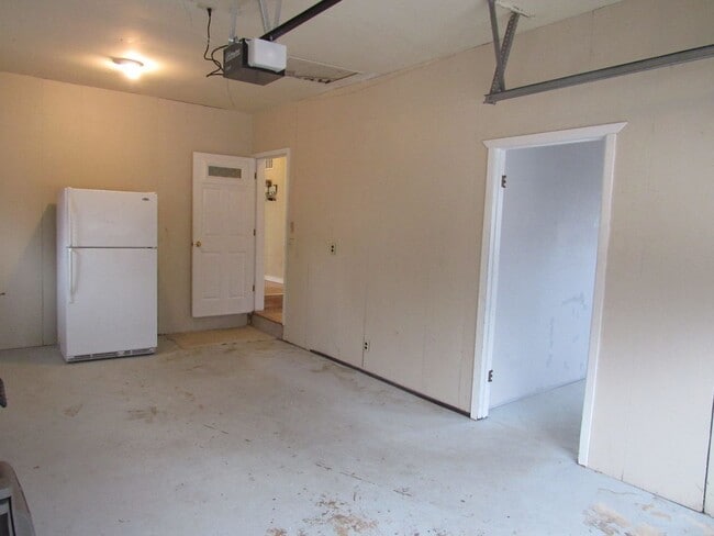 Building Photo - 4 bedroom lake view home