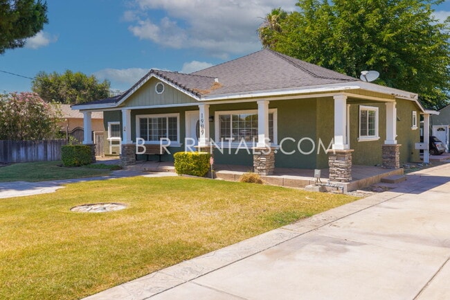 Building Photo - Charming 3-Bedroom Haven with 2 Full Baths...