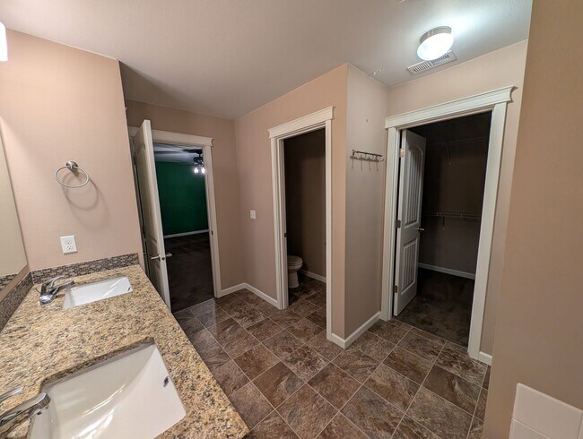 Building Photo - Almost 2500 SQ Feet of Space for ALL of your needs! Avail for Rent in Bremerton!