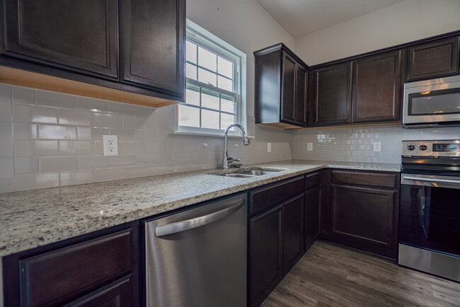 Building Photo - 418 Huntington Dr