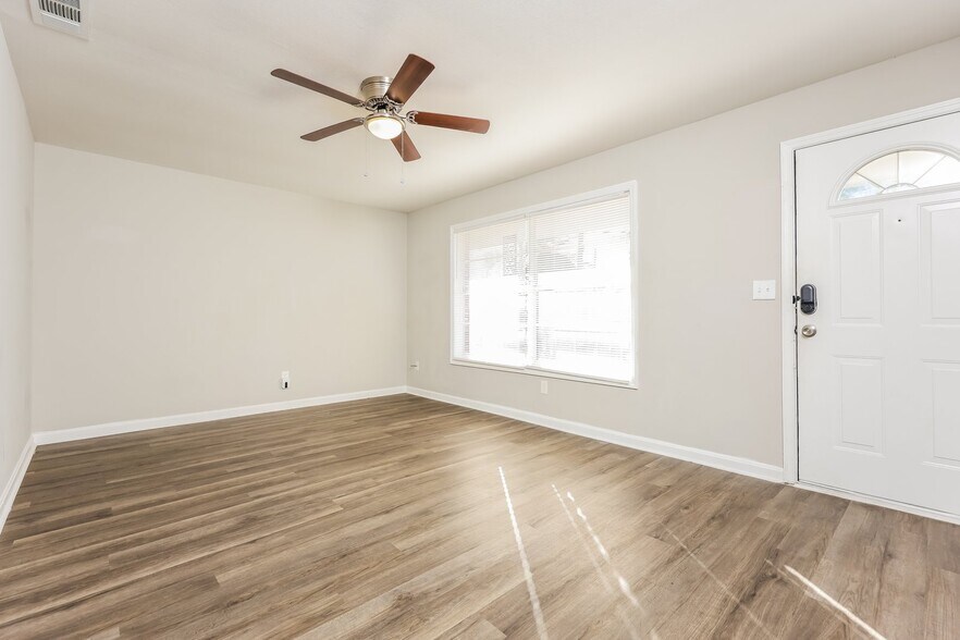 Building Photo - 5905 Luna Dr